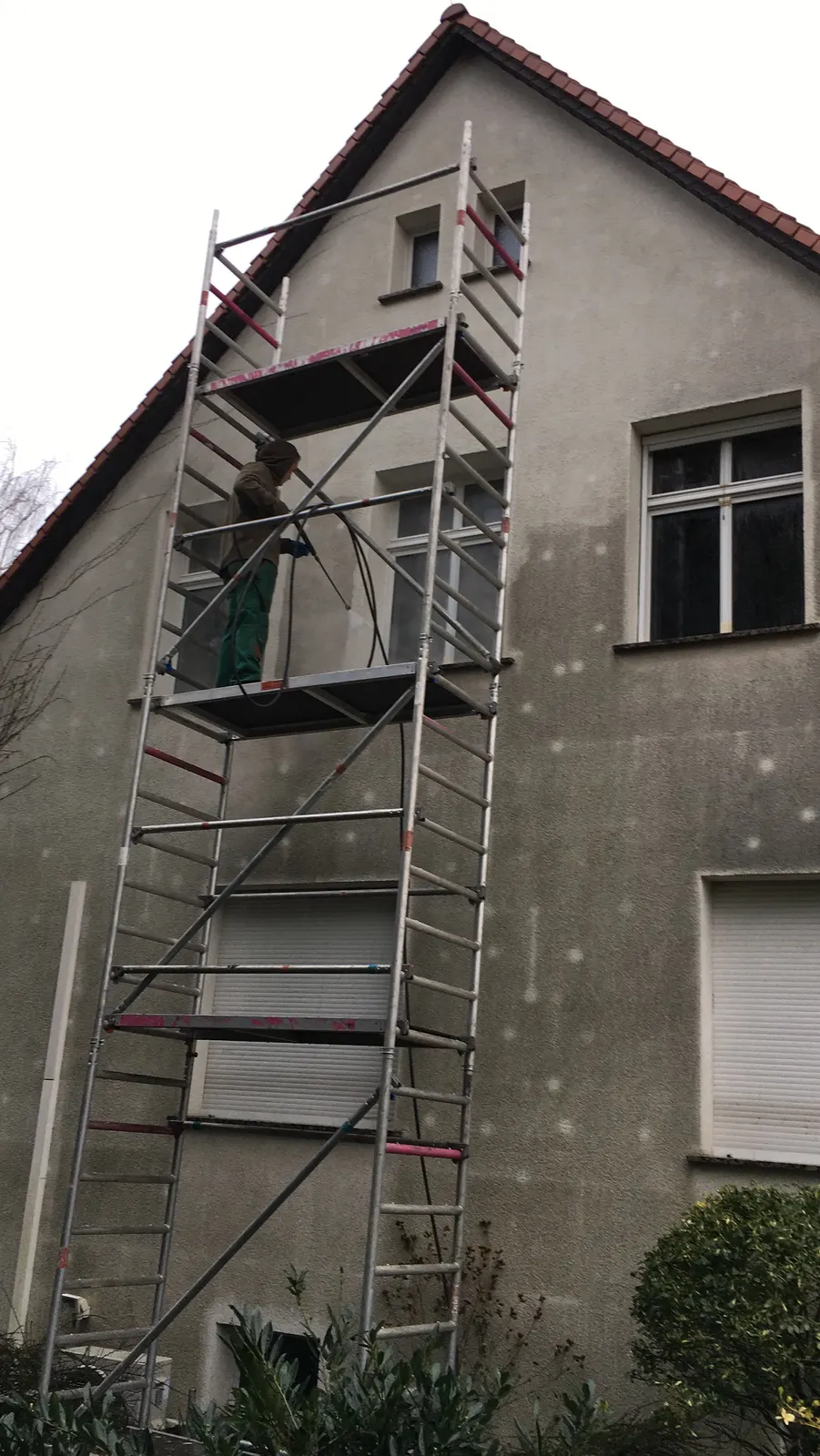 Mycie elewacji domu jednorodzinnego – usuwanie pleśni, grzybów i zabrudzeń atmosferycznych – zdjęcie 1