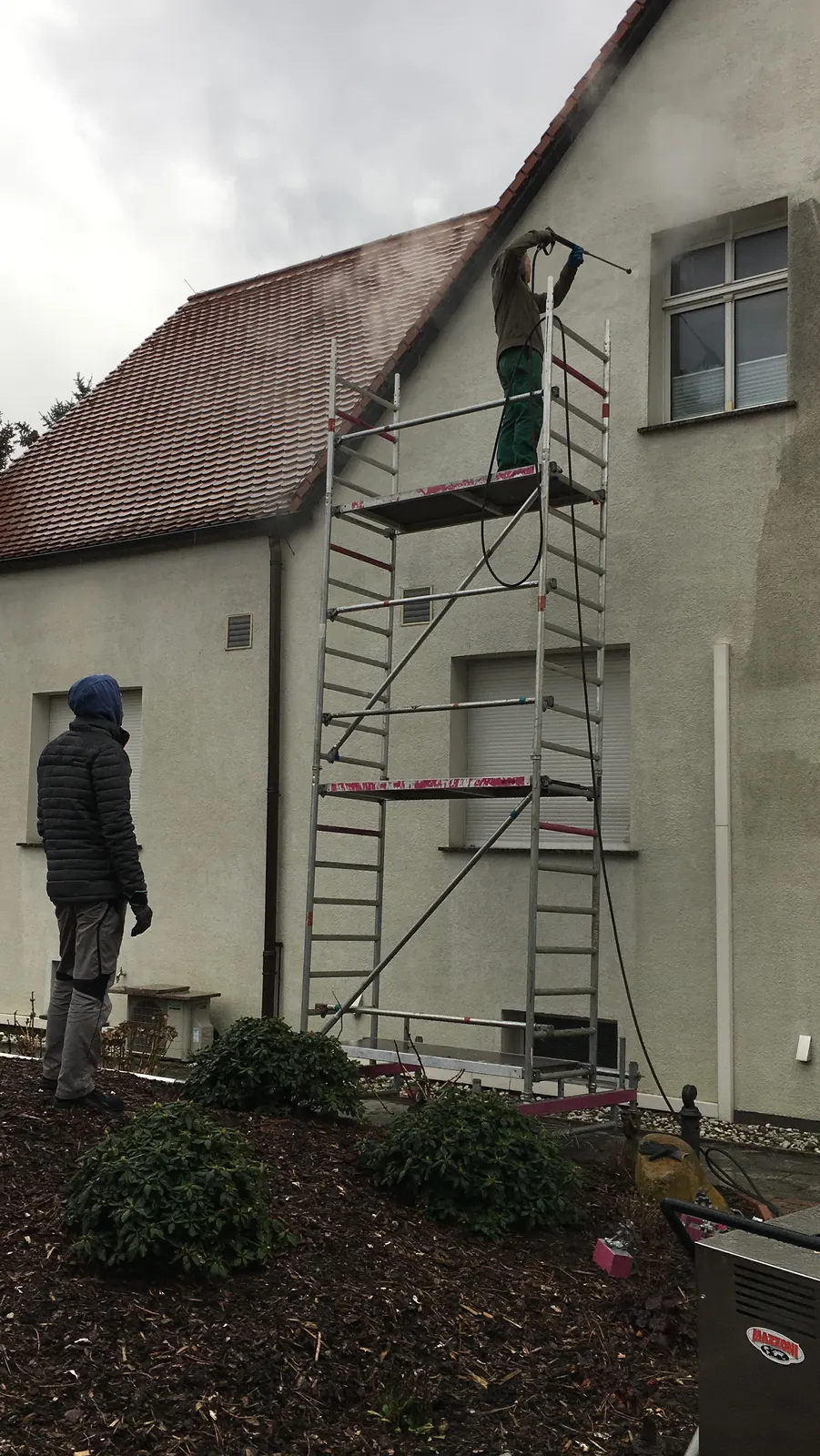 Mycie elewacji domu jednorodzinnego – usuwanie pleśni, grzybów i zabrudzeń atmosferycznych – zdjęcie 3