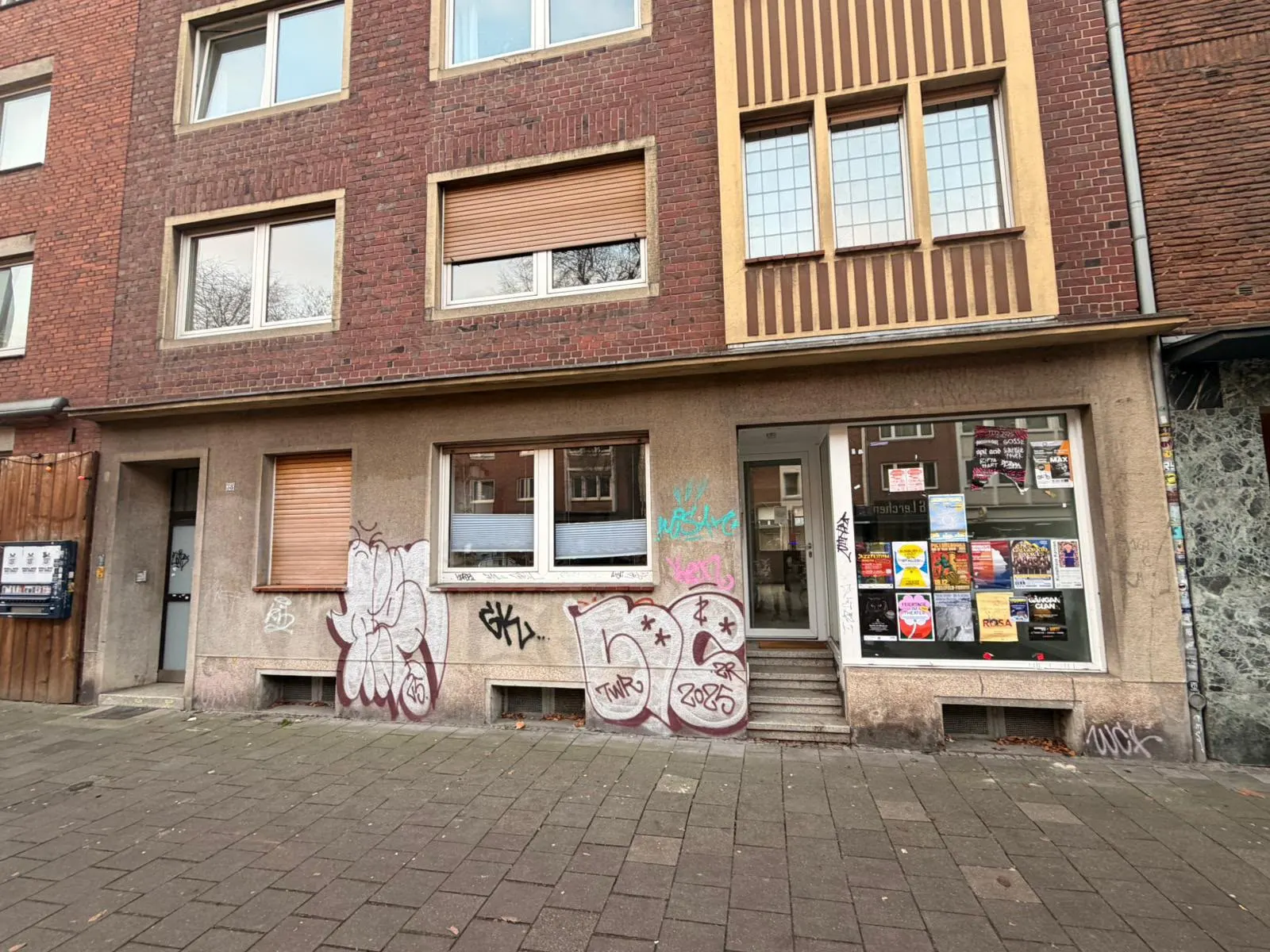 Usuwanie graffiti z budynku mieszkalnego – zdjęcie 1