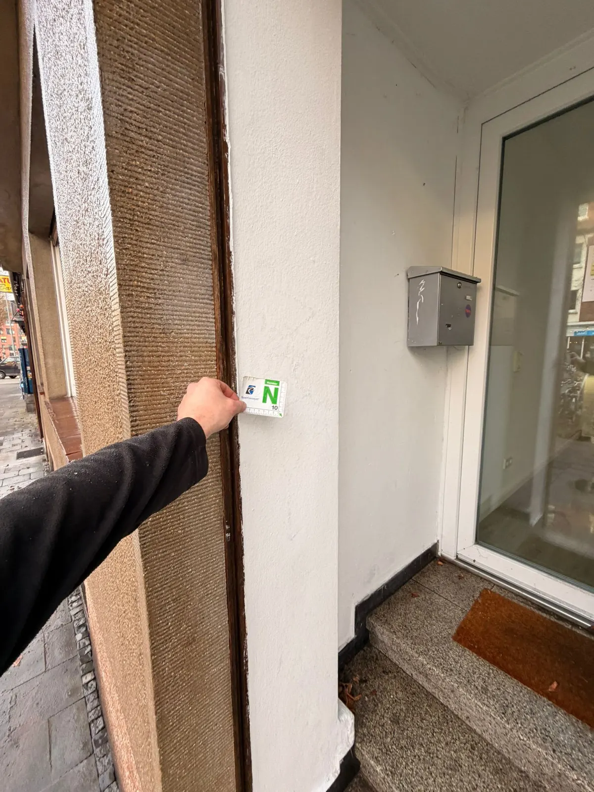 Usuwanie graffiti z budynku mieszkalnego – zdjęcie 4