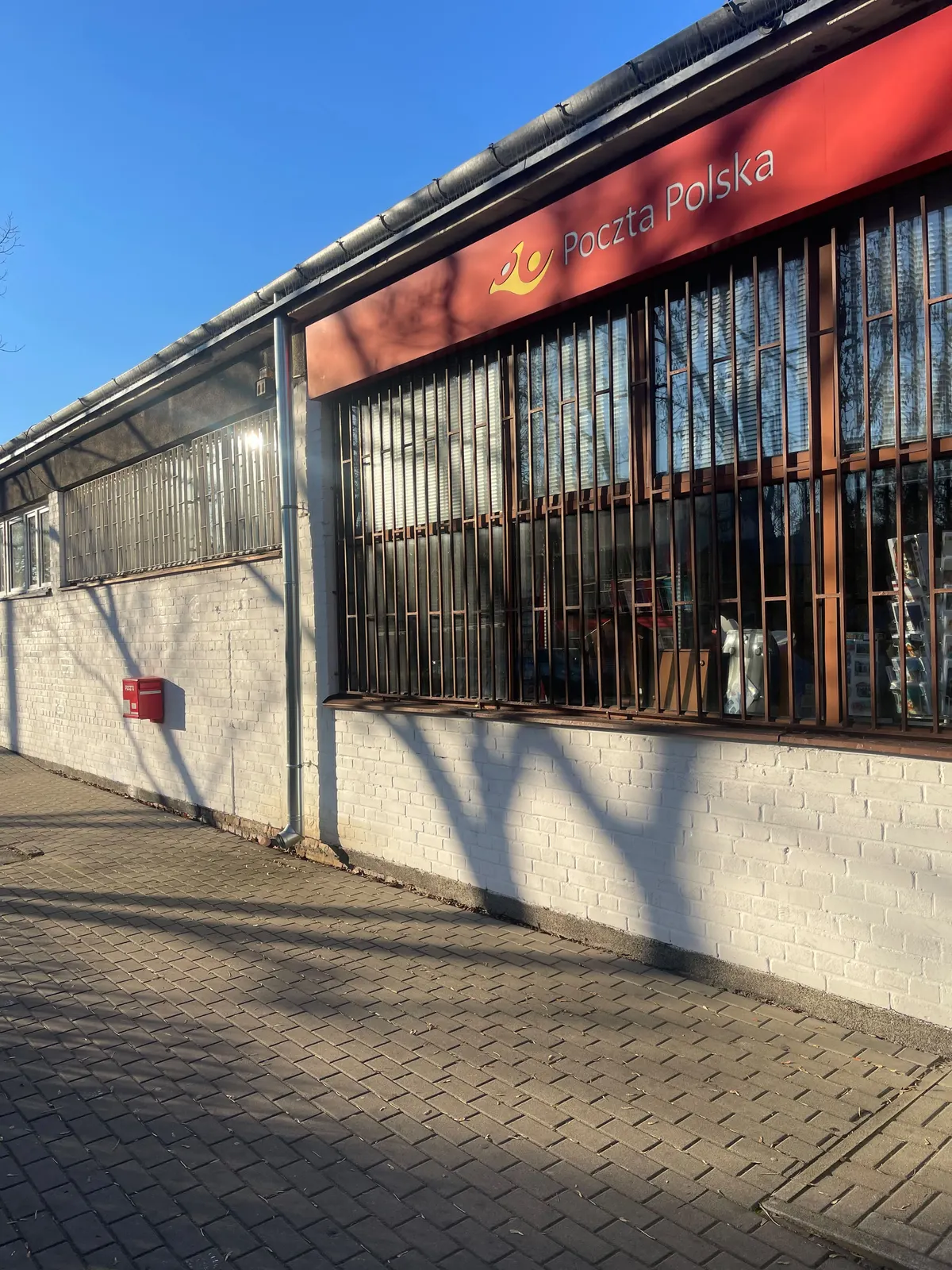 Usuwanie graffiti z malowaniem elewacji na budynku poczty – zdjęcie 1