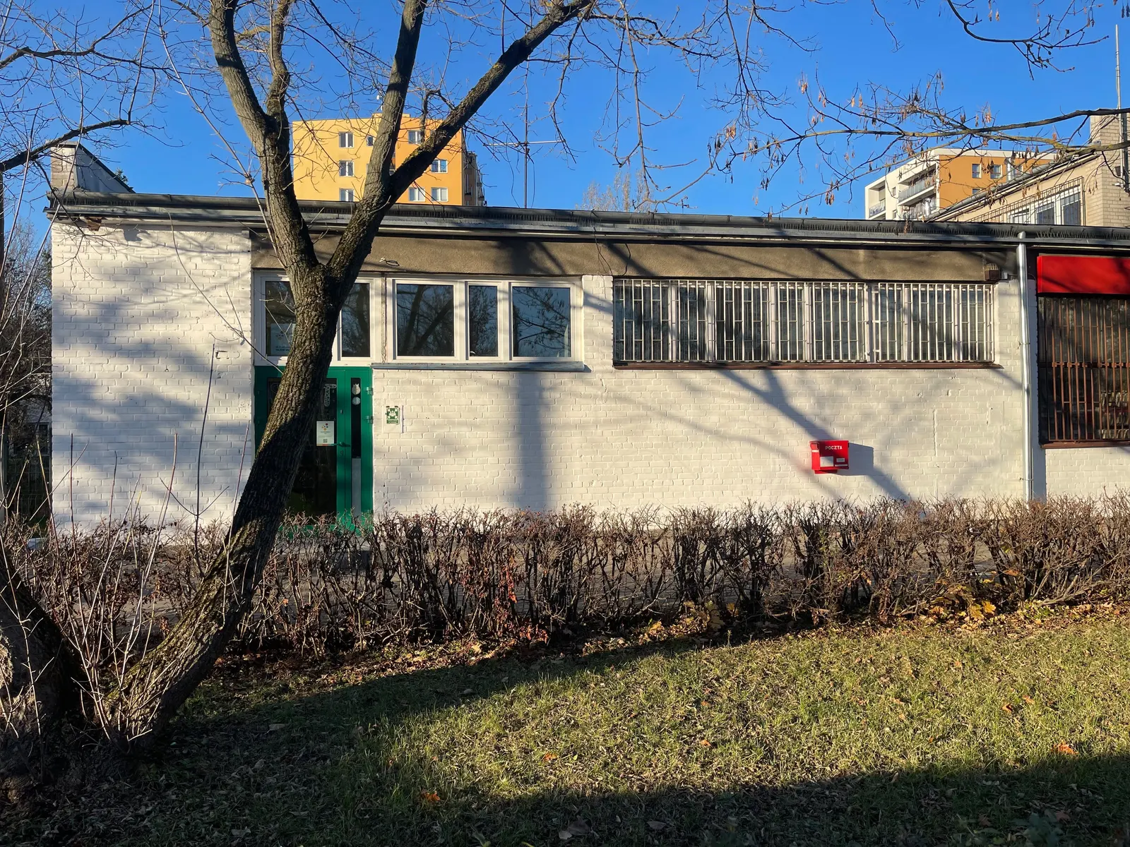 Usuwanie graffiti z malowaniem elewacji na budynku poczty – zdjęcie 2