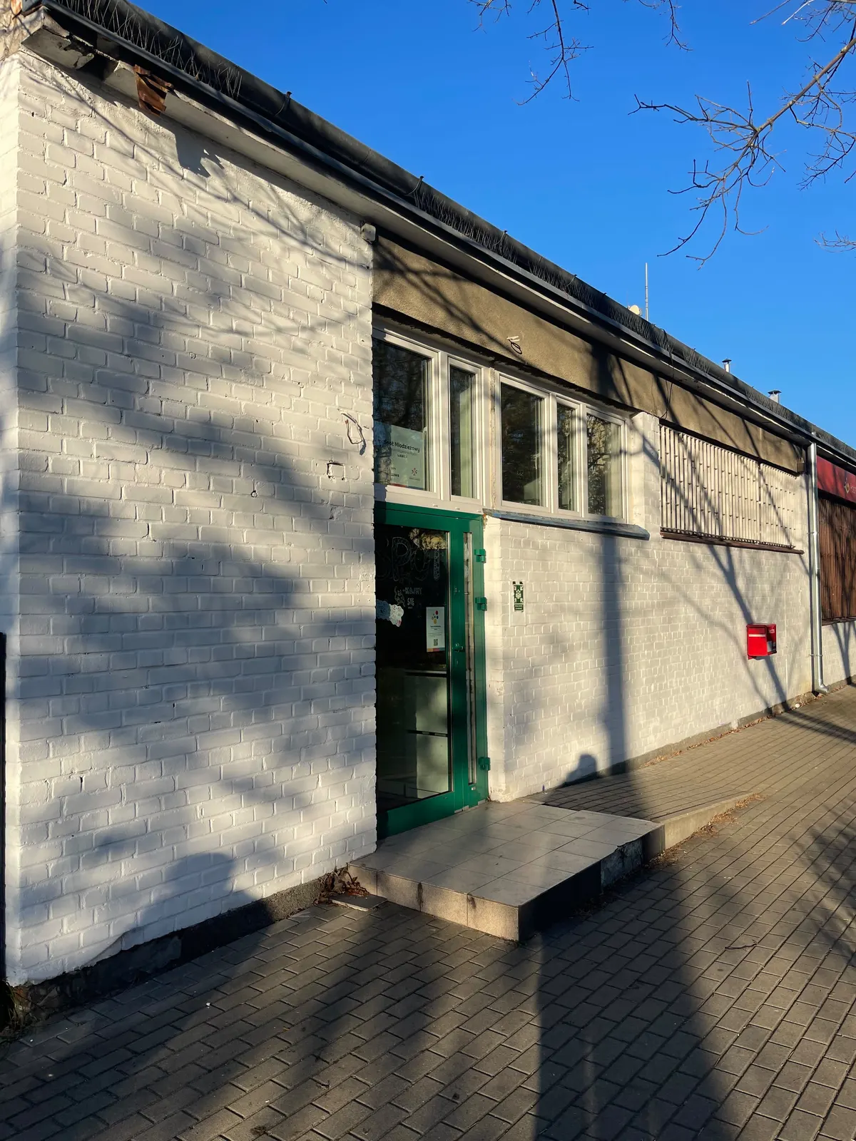 Usuwanie graffiti z malowaniem elewacji na budynku poczty – zdjęcie 3
