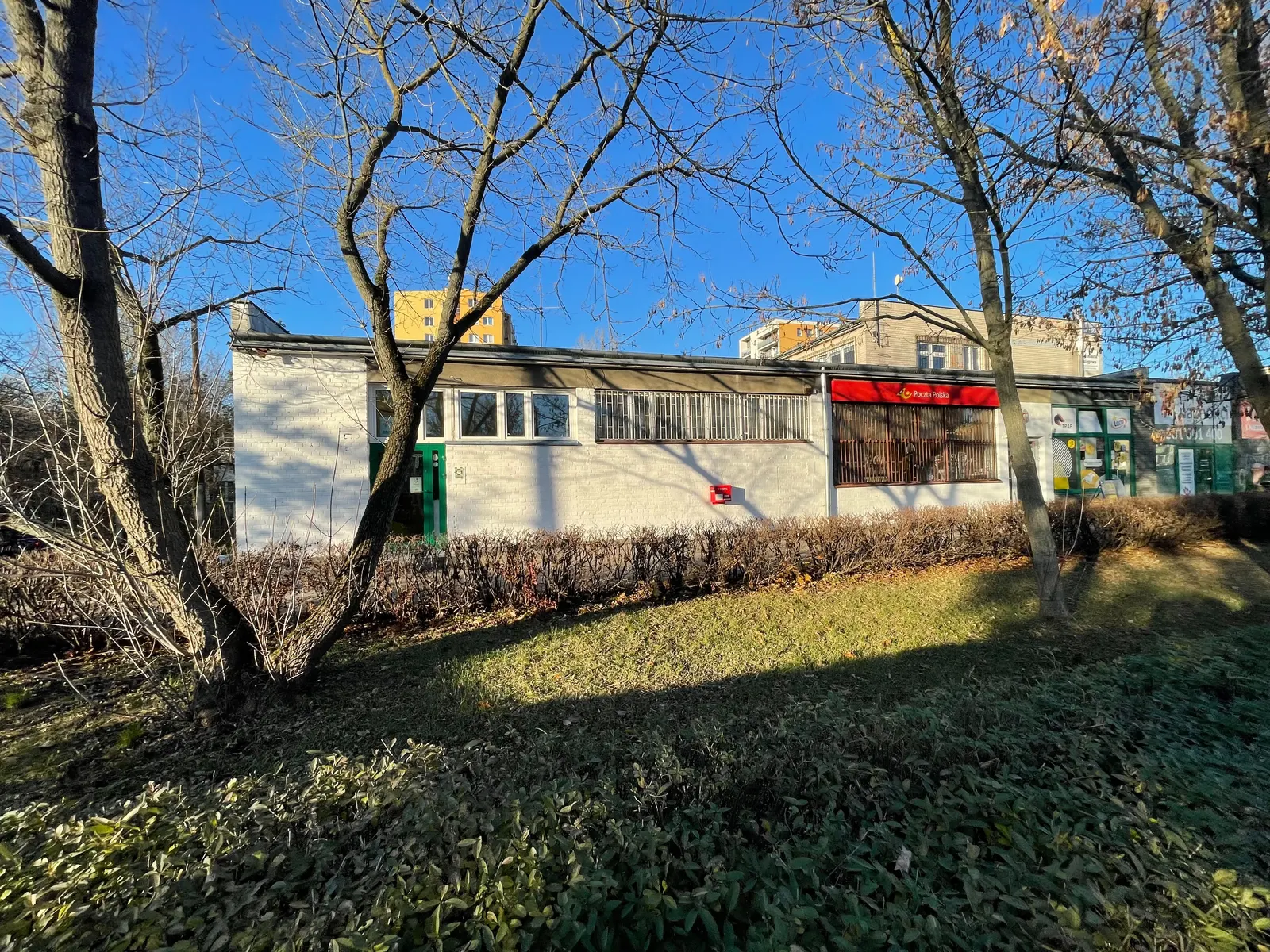 Usuwanie graffiti z malowaniem elewacji na budynku poczty – zdjęcie 4