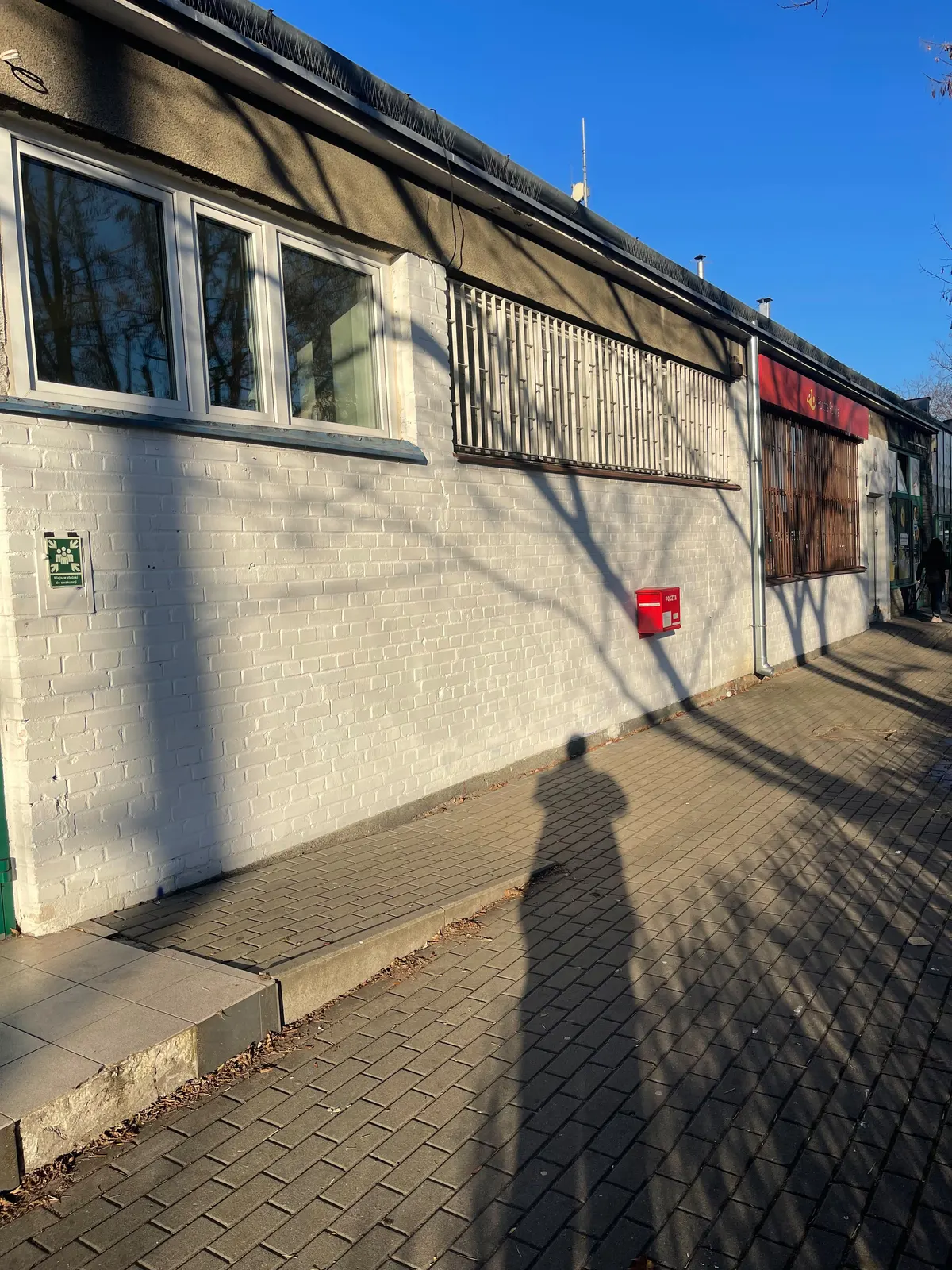 Usuwanie graffiti z malowaniem elewacji na budynku poczty – zdjęcie 6