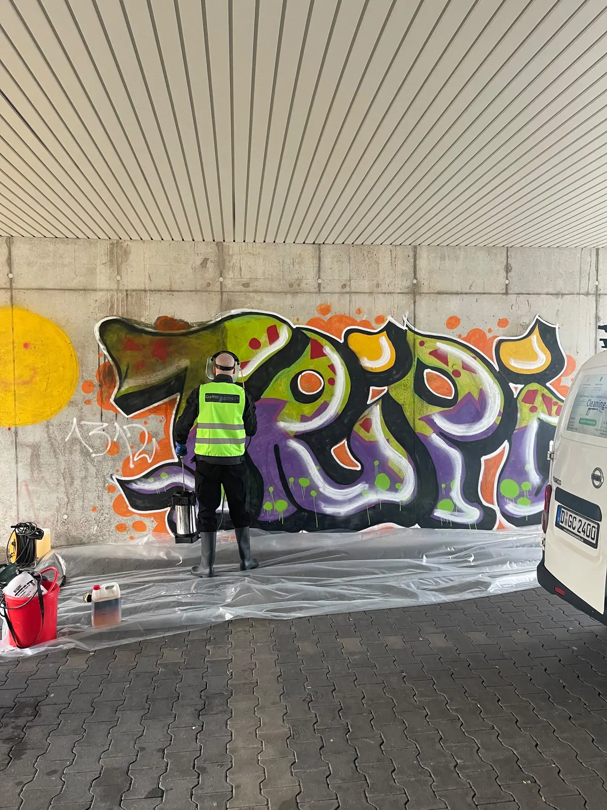 Usuwanie graffiti na parkingu – ściana z betonu – zdjęcie 1