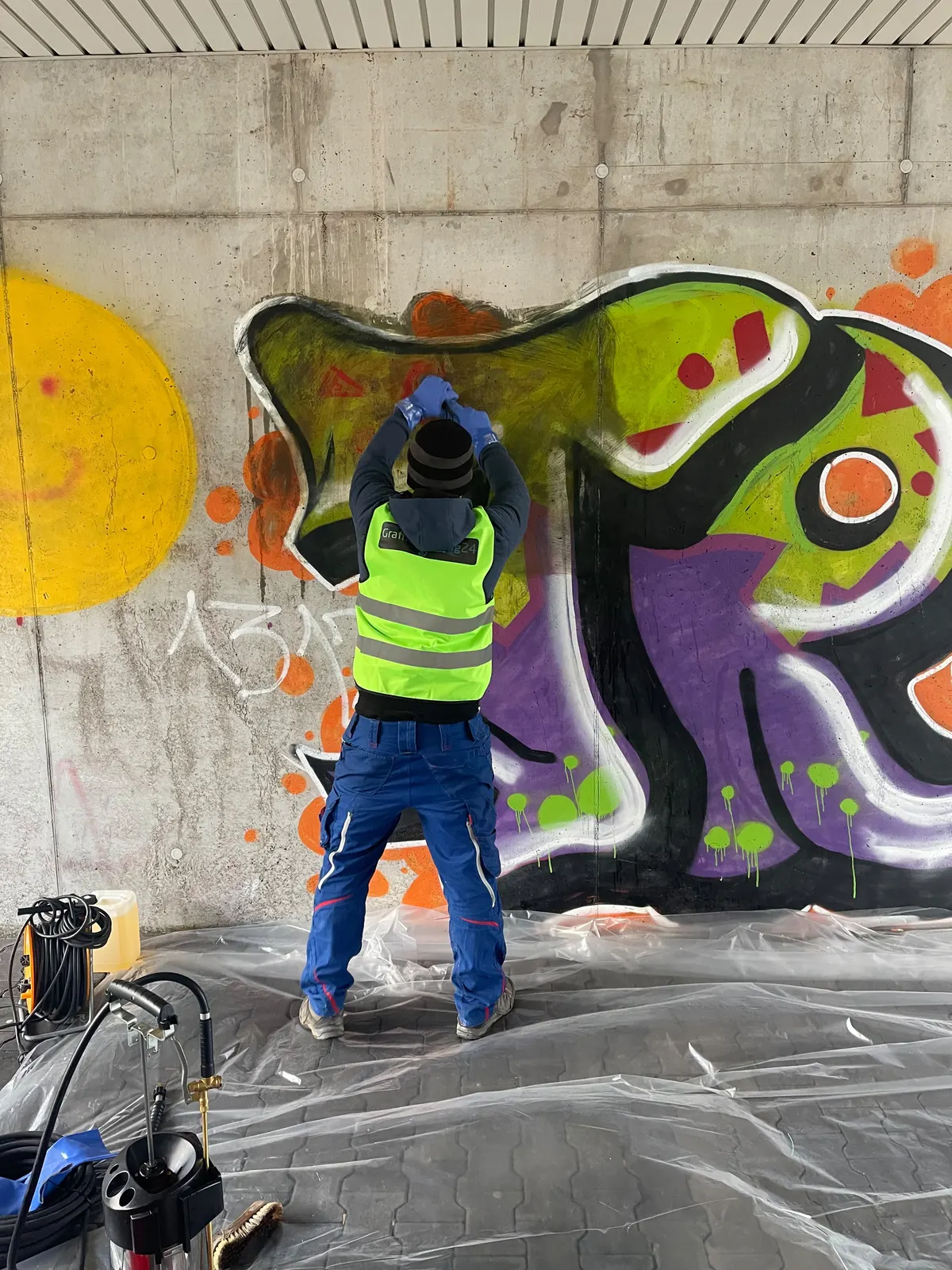Usuwanie graffiti na parkingu – ściana z betonu – zdjęcie 2
