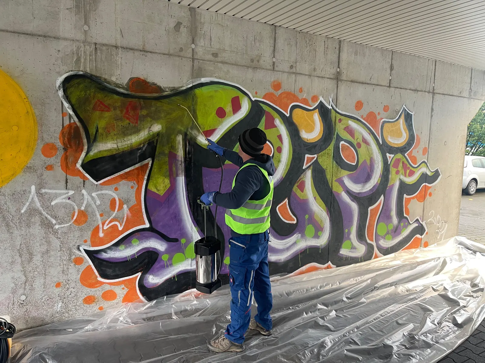 Usuwanie graffiti na parkingu – ściana z betonu – zdjęcie 3