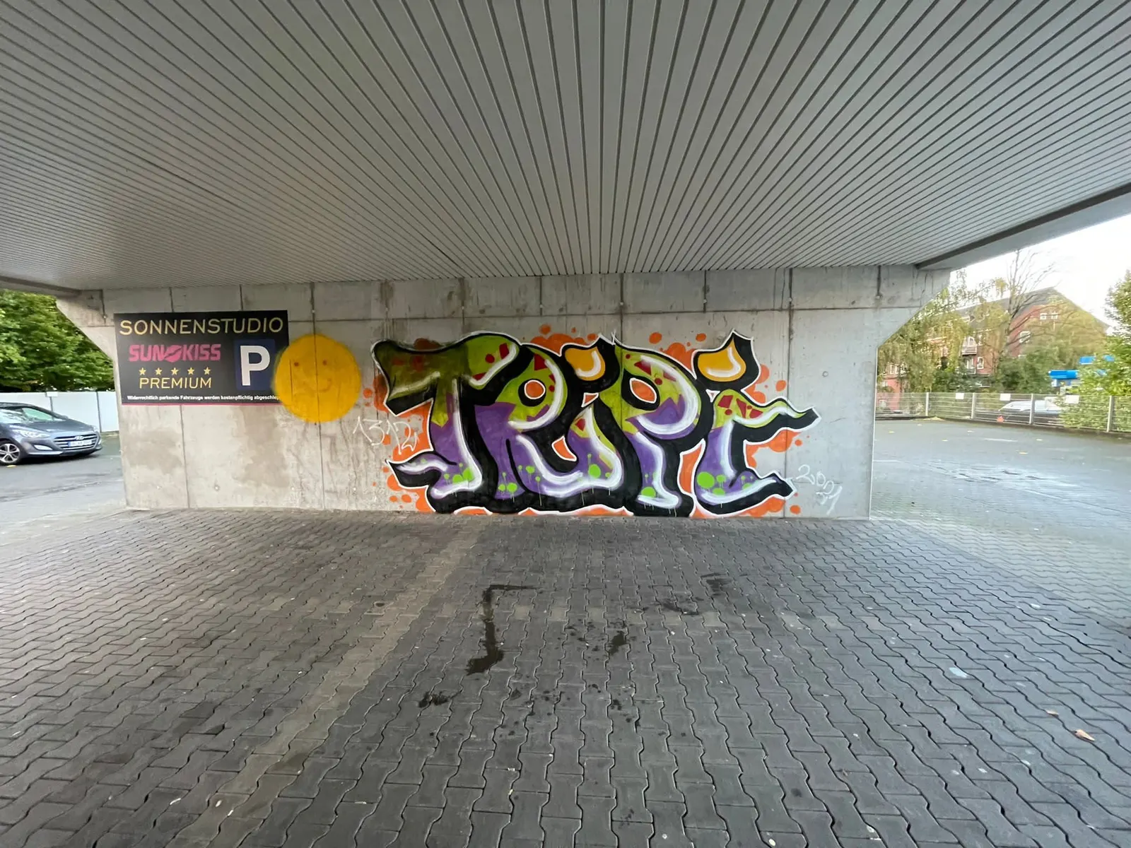 Usuwanie graffiti na parkingu – ściana z betonu – zdjęcie 4