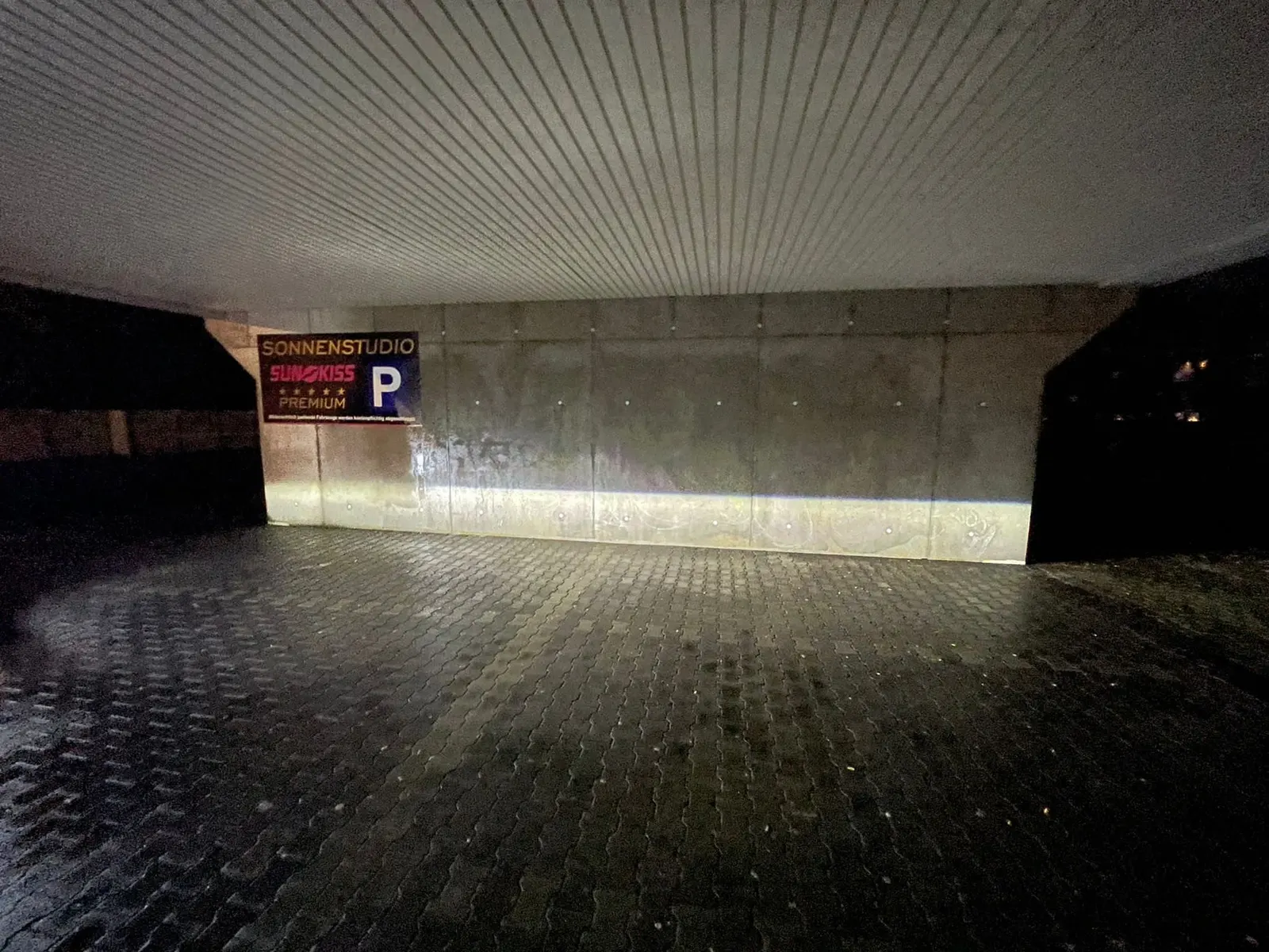 Usuwanie graffiti na parkingu – ściana z betonu – zdjęcie 5