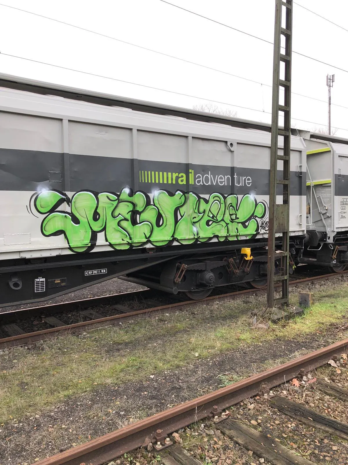 Usuwanie graffiti z pojazdu szynowego – zdjęcie 1
