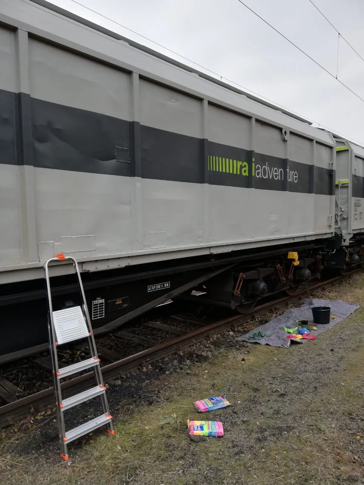Usuwanie graffiti z pojazdu szynowego – zdjęcie 2