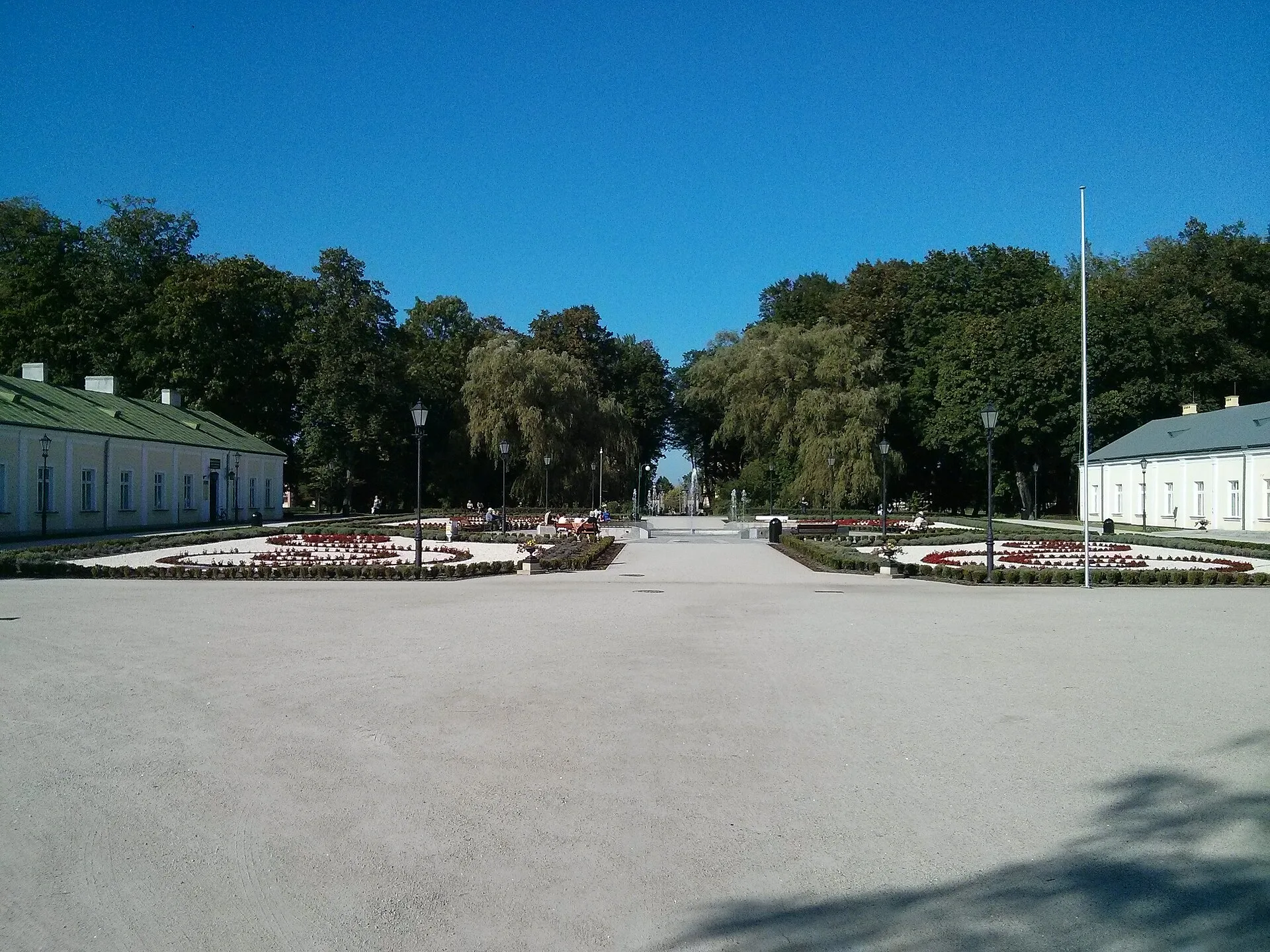 Końskie - Końskie, zespół pałacowy, nowa fontanna pomiędzy skrzydłami palacowymi