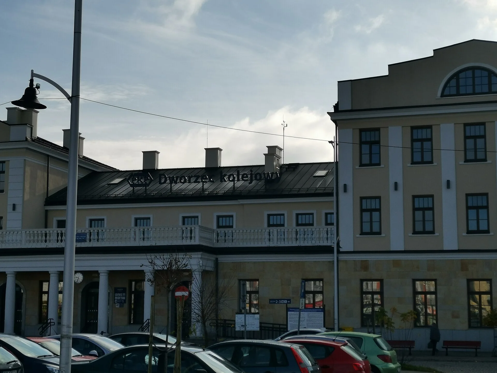Skarżysko-Kamienna - Zdjęcie odnowionego budynku dworca PKP Skarżysko-Kamienna