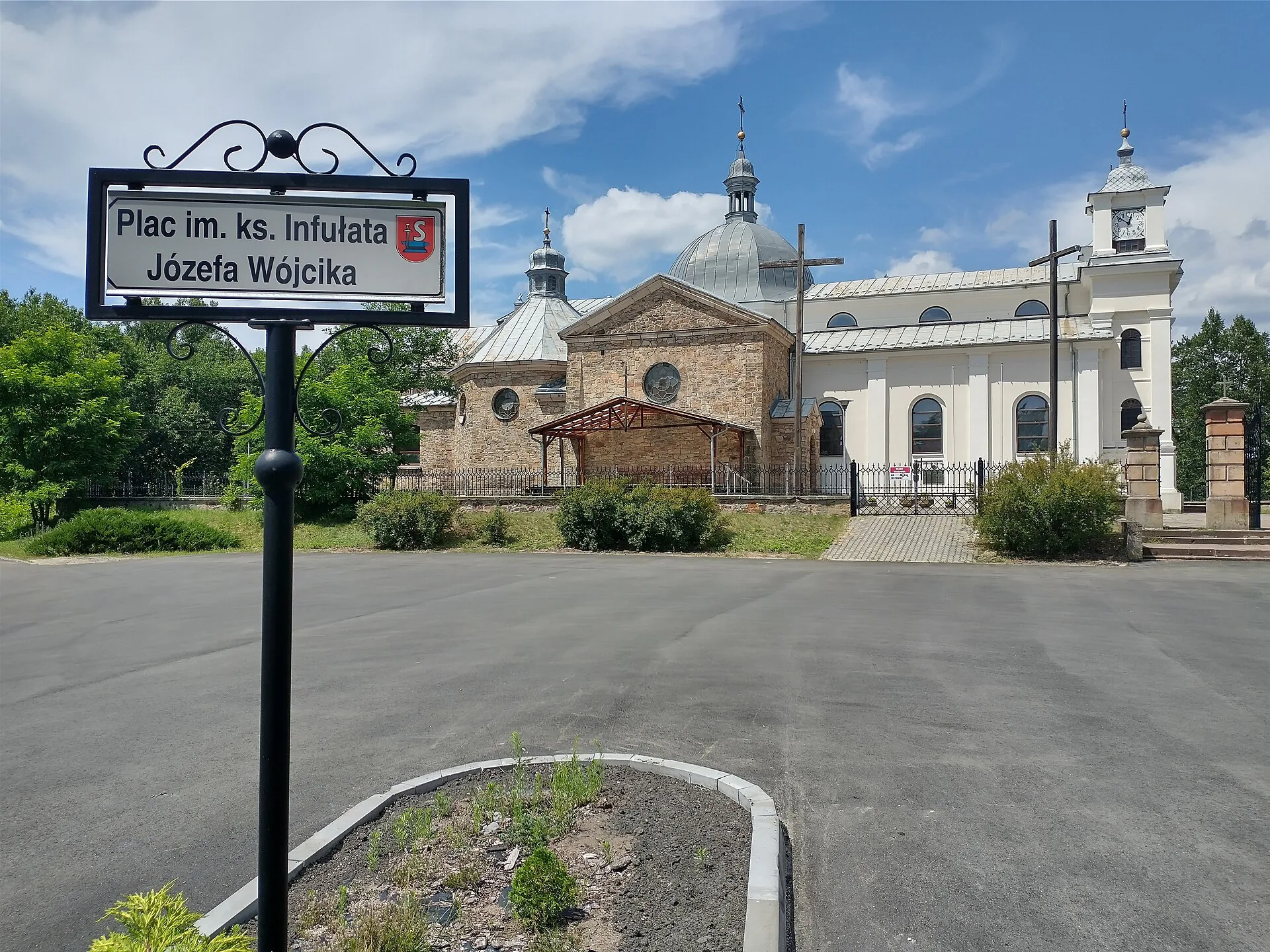 Suchedniów - Kościół pw. św. Andrzeja Apostoła w Suchedniowie - kościół parafialny w Suchedniowie.