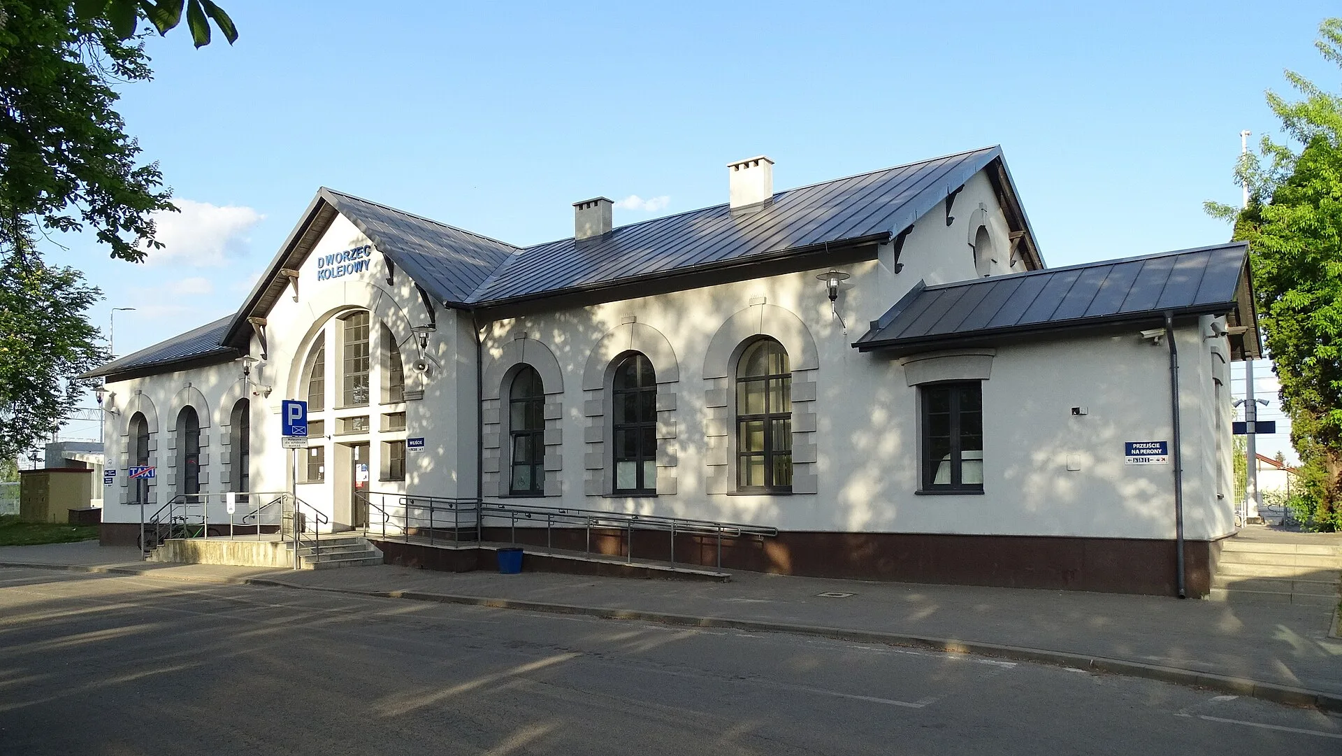 Zgierz - Dworzec w Zgierzu, widok od strony miasta w maju 2022.
