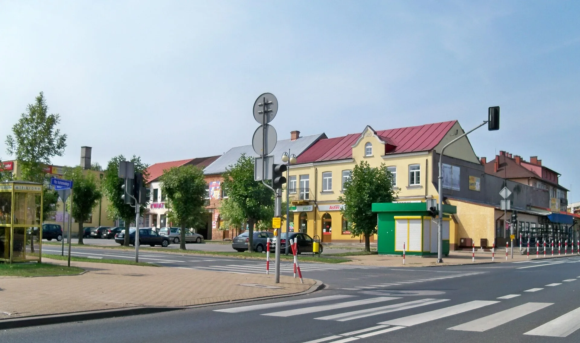 Zwoleń - Plac Kochanowskiego w Zwoleniu, fragment zabytkowego układu śródmieścia.
